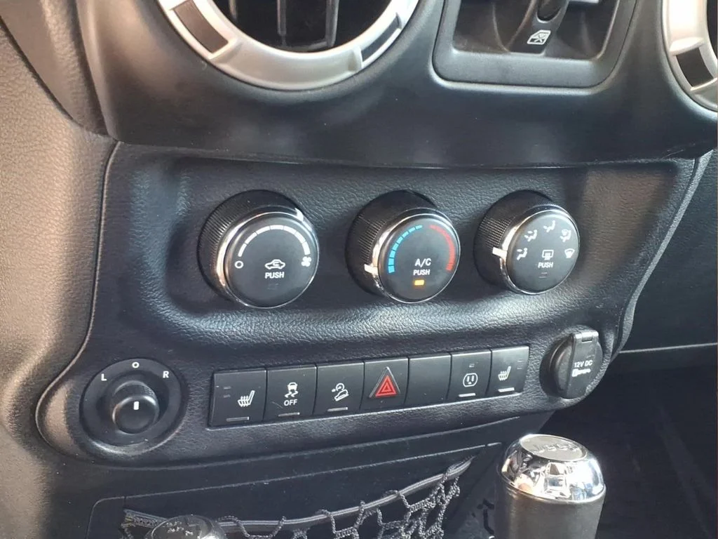 Used 2017 Silver Jeep Unlimited Sahara image 8