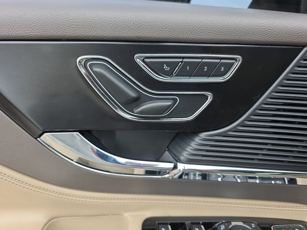 Used 2020 Ceramic White Lincoln Standard image 22