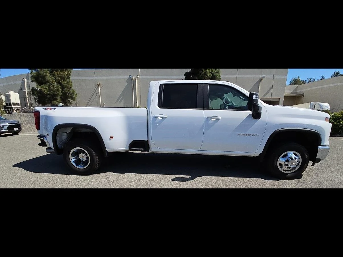 Used 2024 Summit White Chevrolet LT DRW image 9