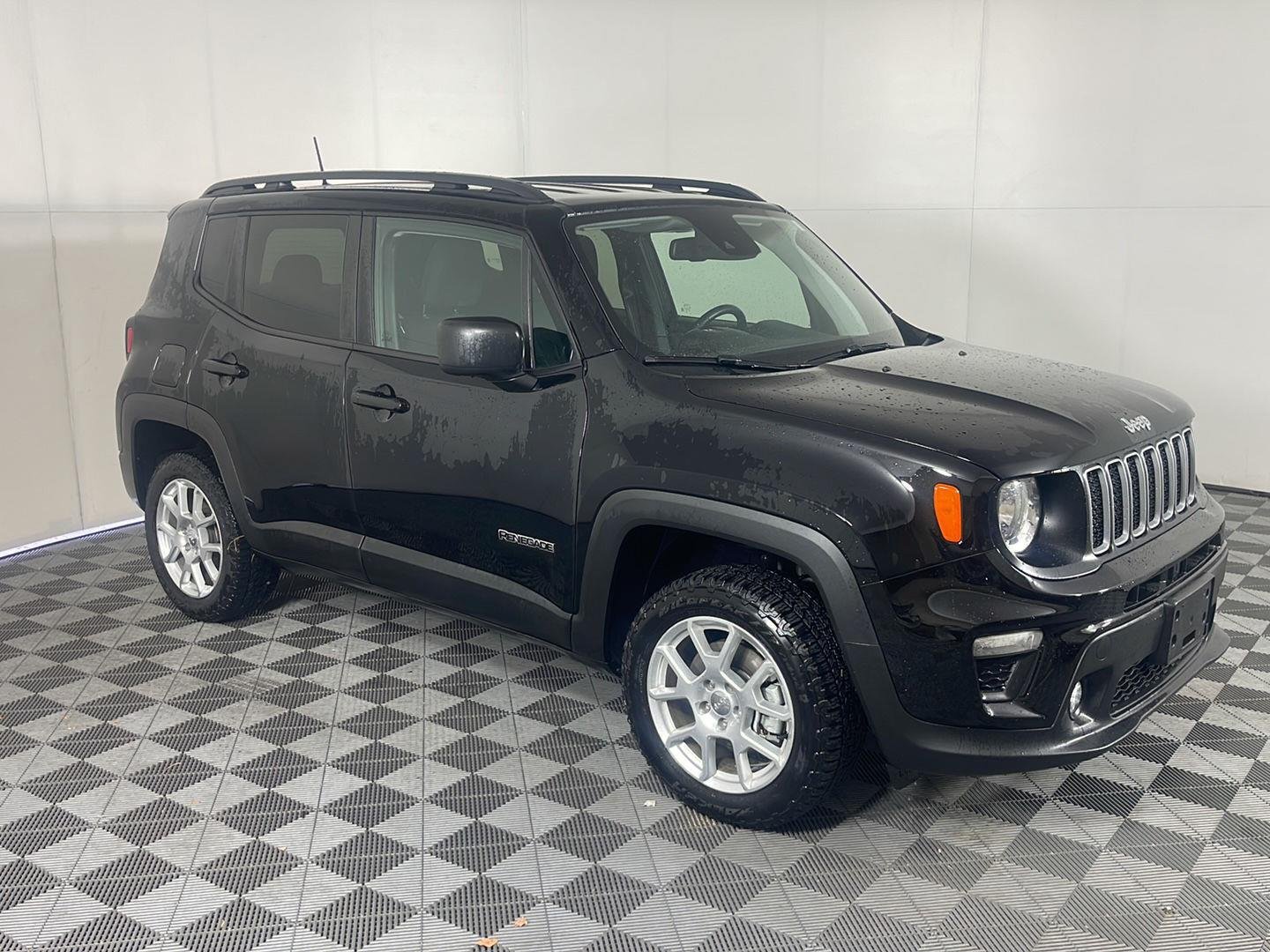 Used 2023 Black Clearcoat Jeep Latitude image 7