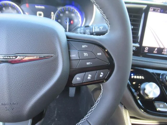 New 2026 Diamond Black Crystal Pearl-Coat Exterior Paint Chrysler Limited image 19
