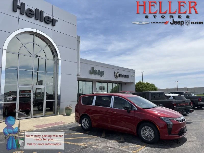 2027 Chrysler Pacifica Select's photo