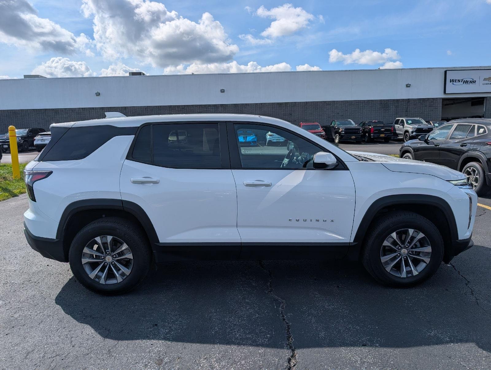 Used 2025 Summit White Chevrolet AWD LT image 9