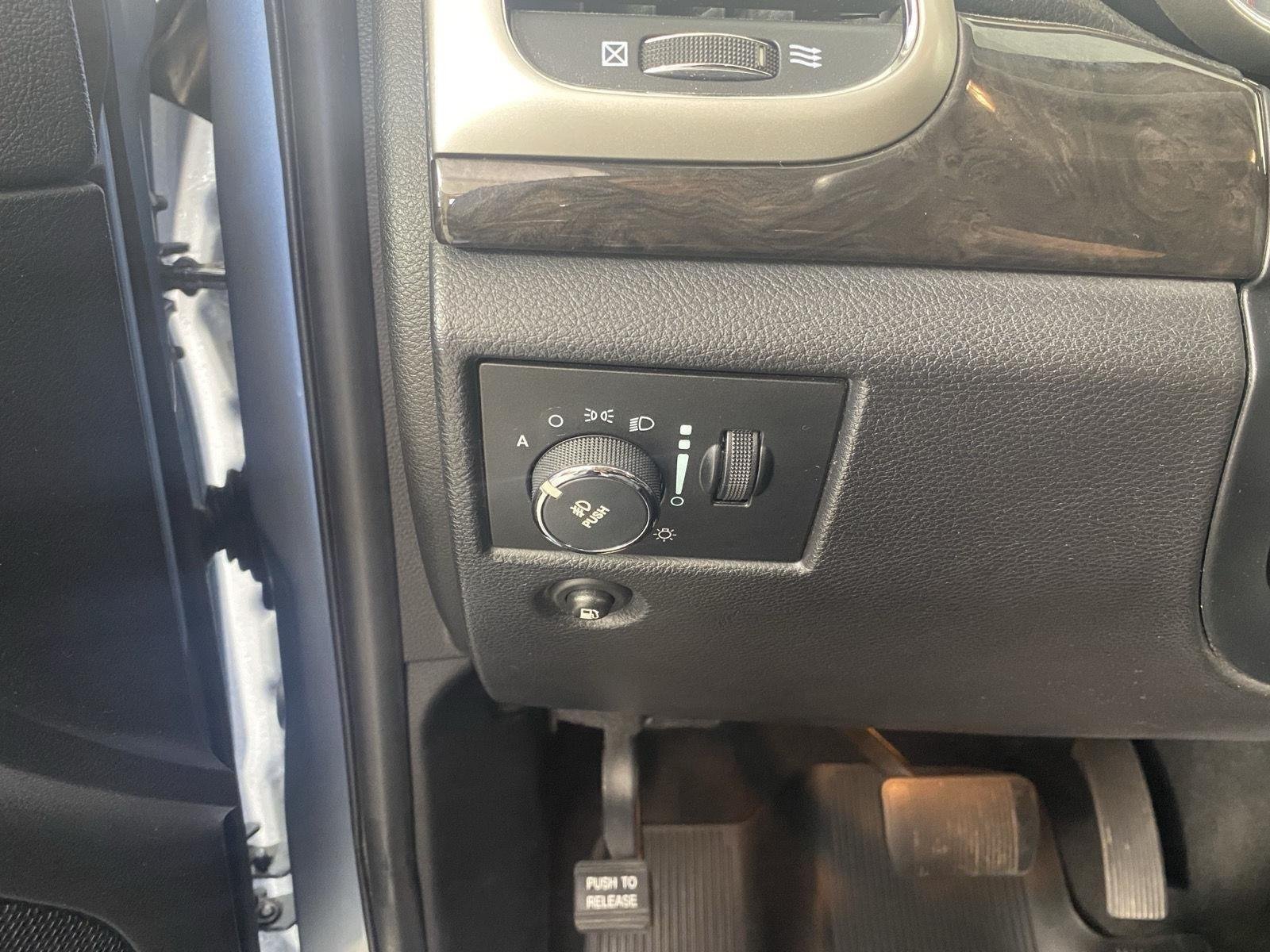 Used 2012 Winter Chill Pearl Jeep Laredo image 18
