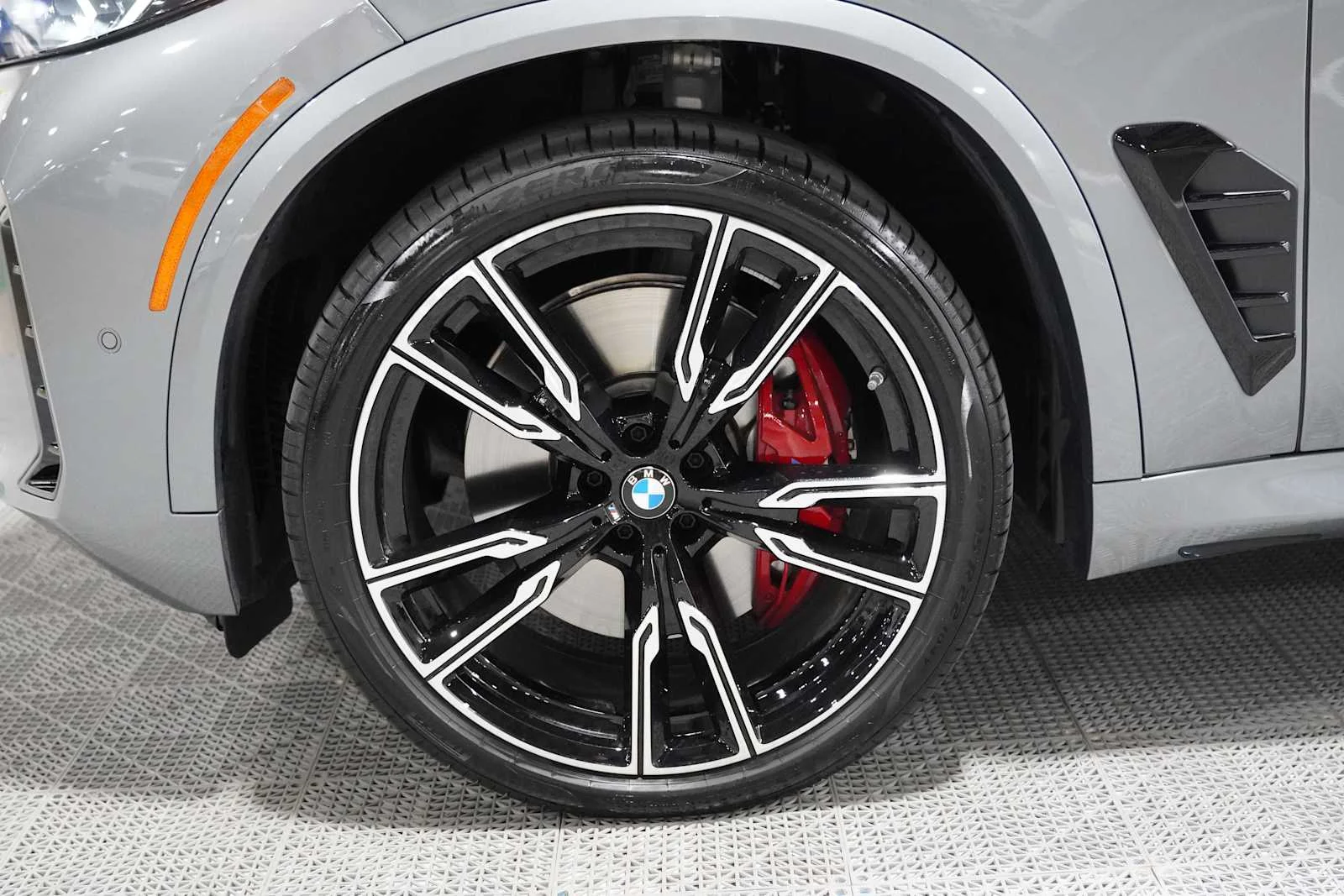 Used 2026 Skyscraper Grey Metallic BMW M60i image 8