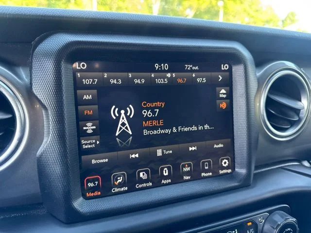 Used 2020 Silver Jeep Unlimited Sahara image 19