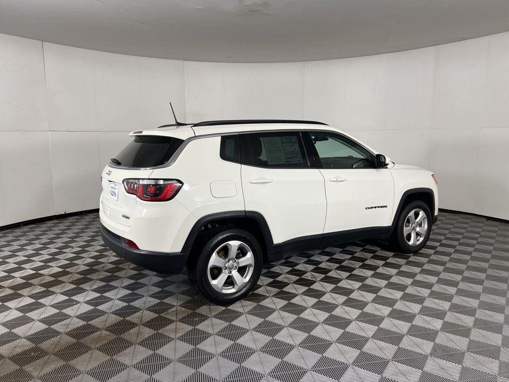 Used 2019 White Clearcoat Jeep Latitude image 9