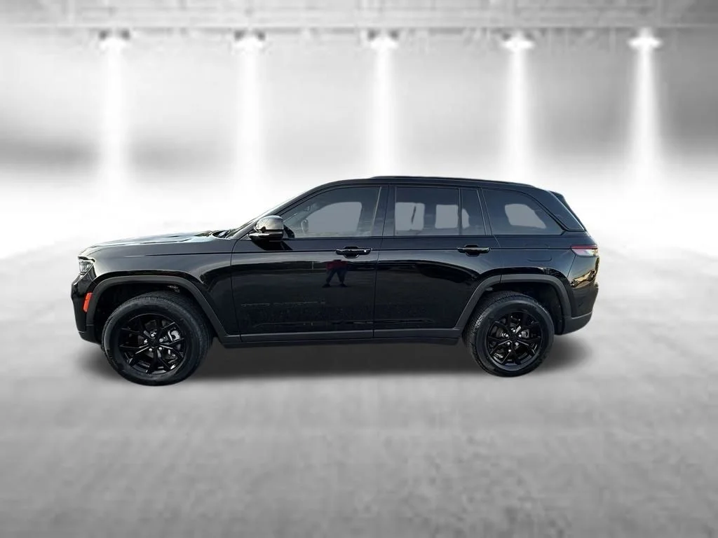 Certified Used 2024 Diamond Black Jeep Altitude image 7