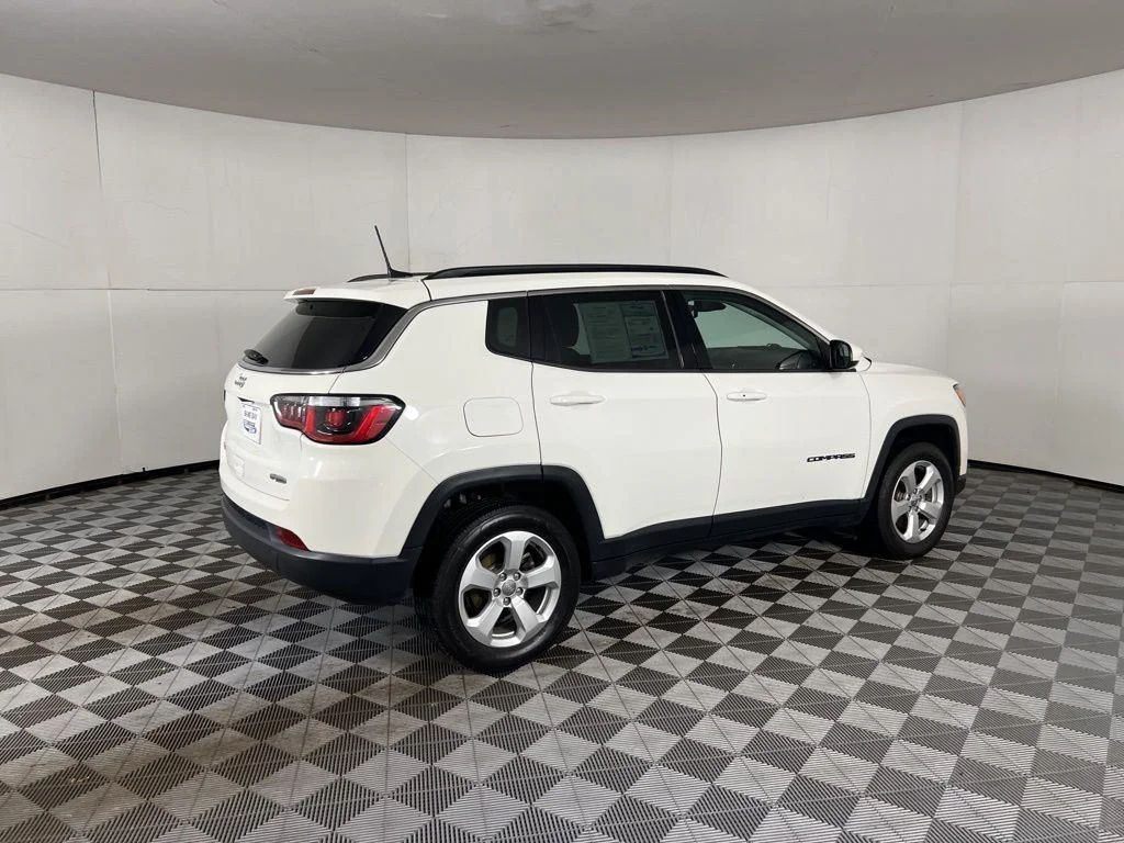 Used 2019 White Clearcoat Jeep Latitude image 9