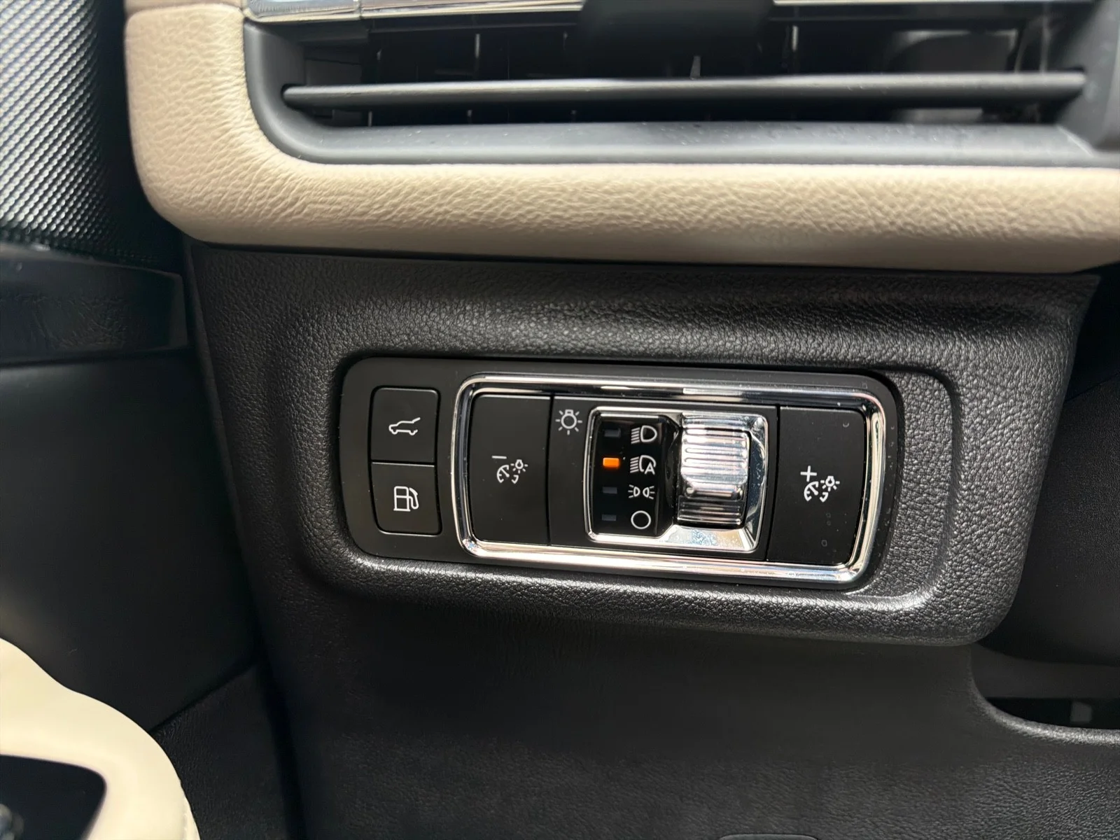 Used 2025 Pristine White Lincoln Grand Touring image 23