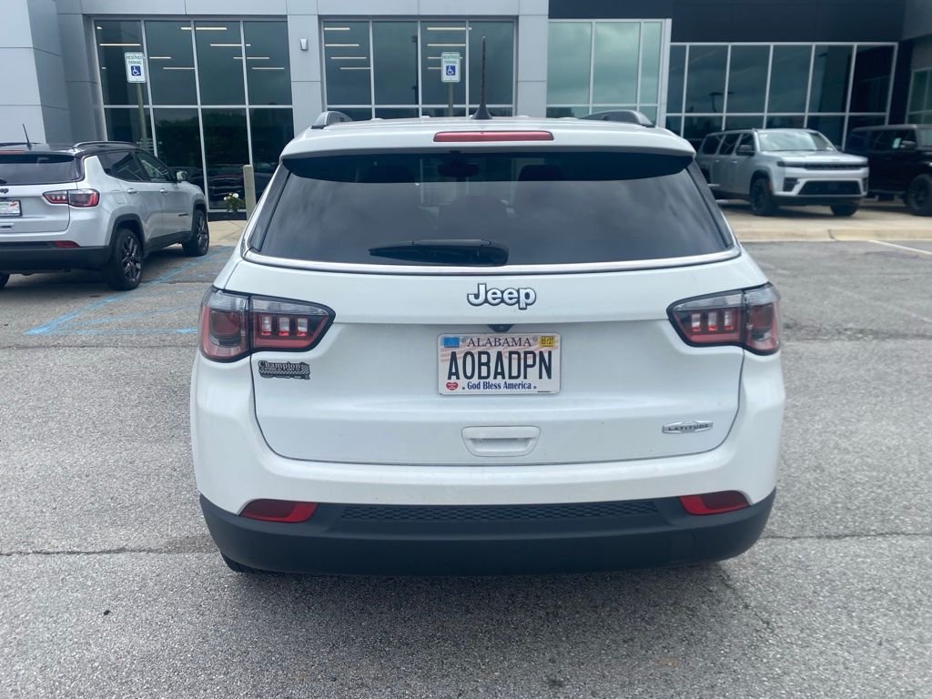 Used 2022 White Jeep Latitude image 3