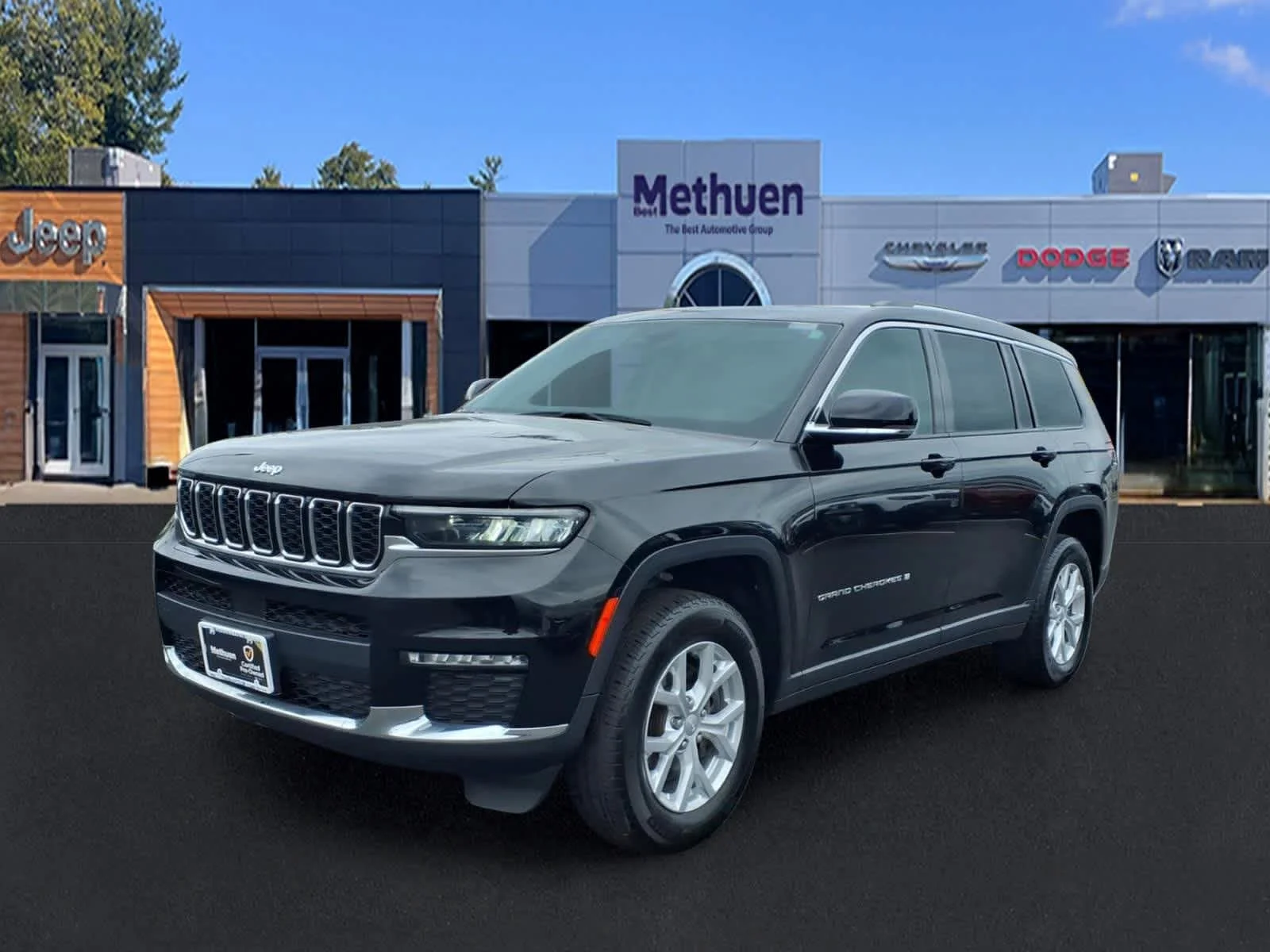Used 2023 Diamond Black Crystal Pearlcoat Jeep Limited image 7