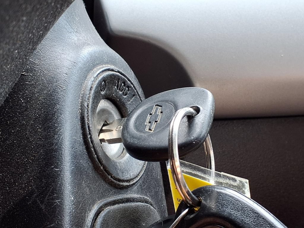 Used 2010 Silver Ice Metallic Chevrolet LT w/1LT image 21