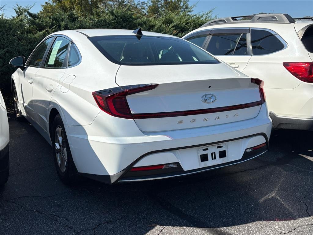 Used 2022 Quartz White Hyundai SE image 3