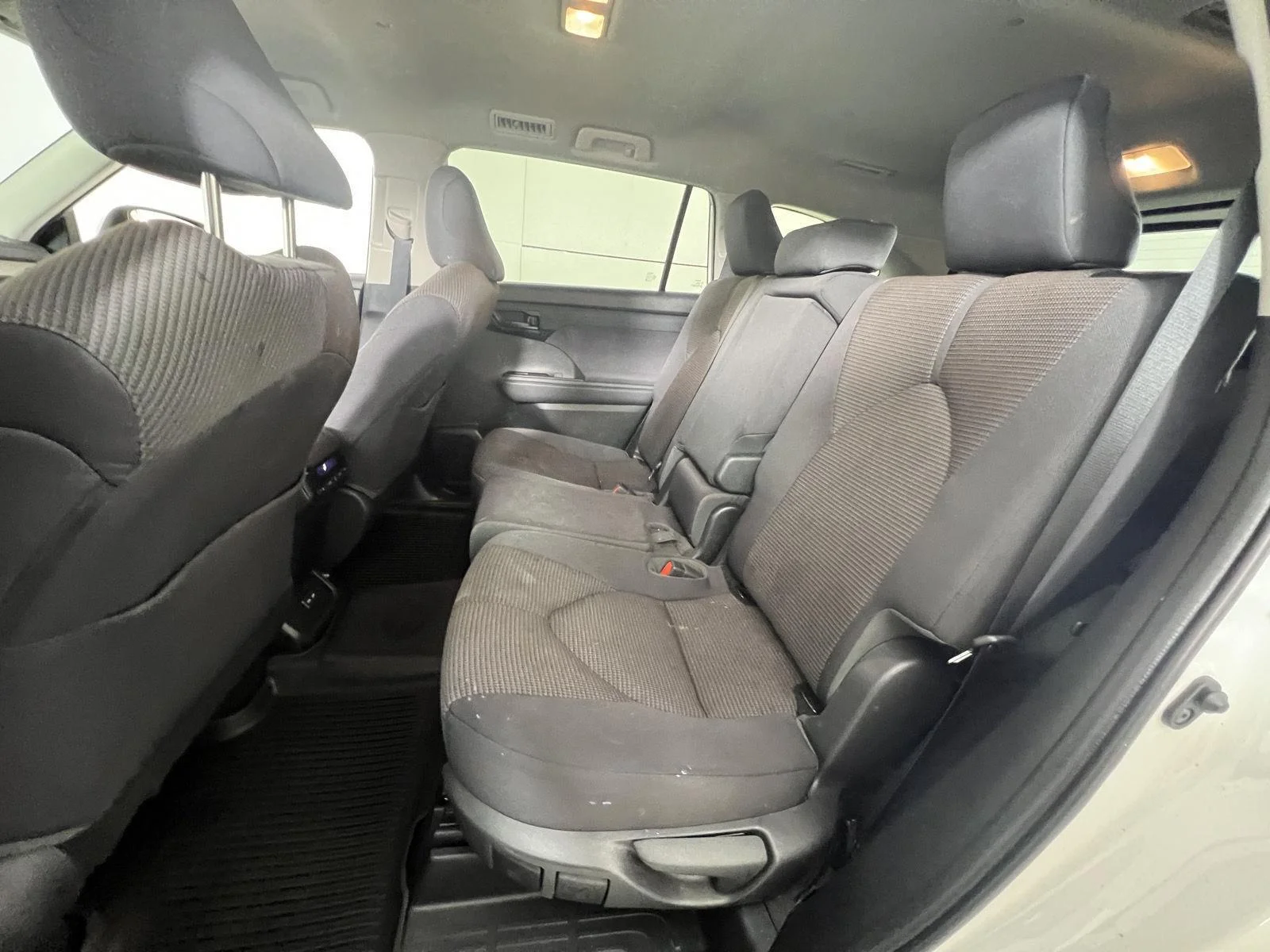 Used 2022 Wind Chill Pearl Toyota LE image 20