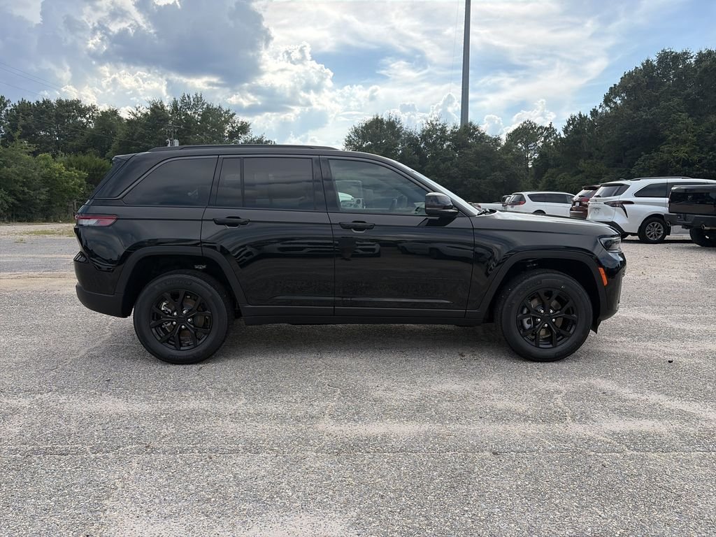 New 2026 Diamond Black Crystal Pearl-Coat Exterior Paint Jeep Altitude image 7