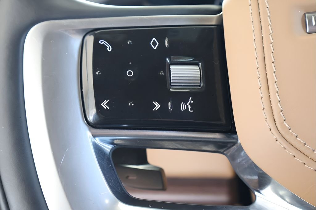 Used 2023 White Land Rover SE image 22