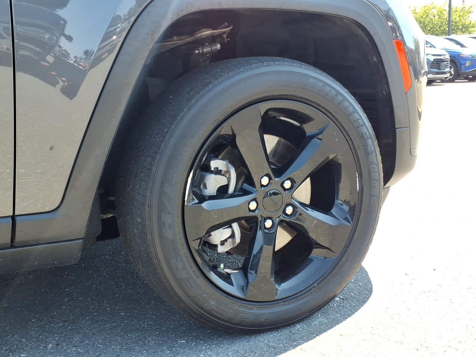 Used 2023 Baltic Gray Metallic Clearcoat Jeep Altitude image 12