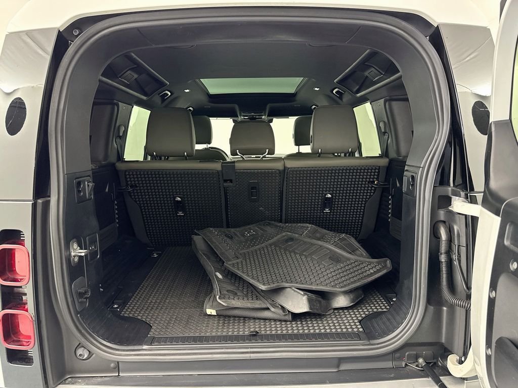 Used 2023 White Land Rover SE image 27