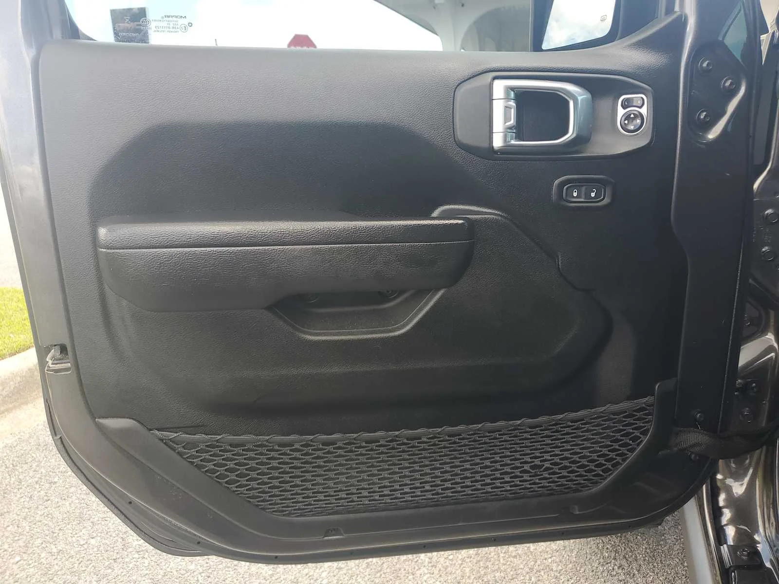 Used 2023 Granite Crystal Metallic Jeep Mojave image 15