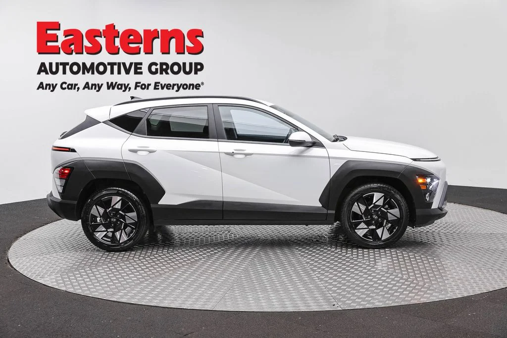 Used 2025 White Hyundai SEL image 4