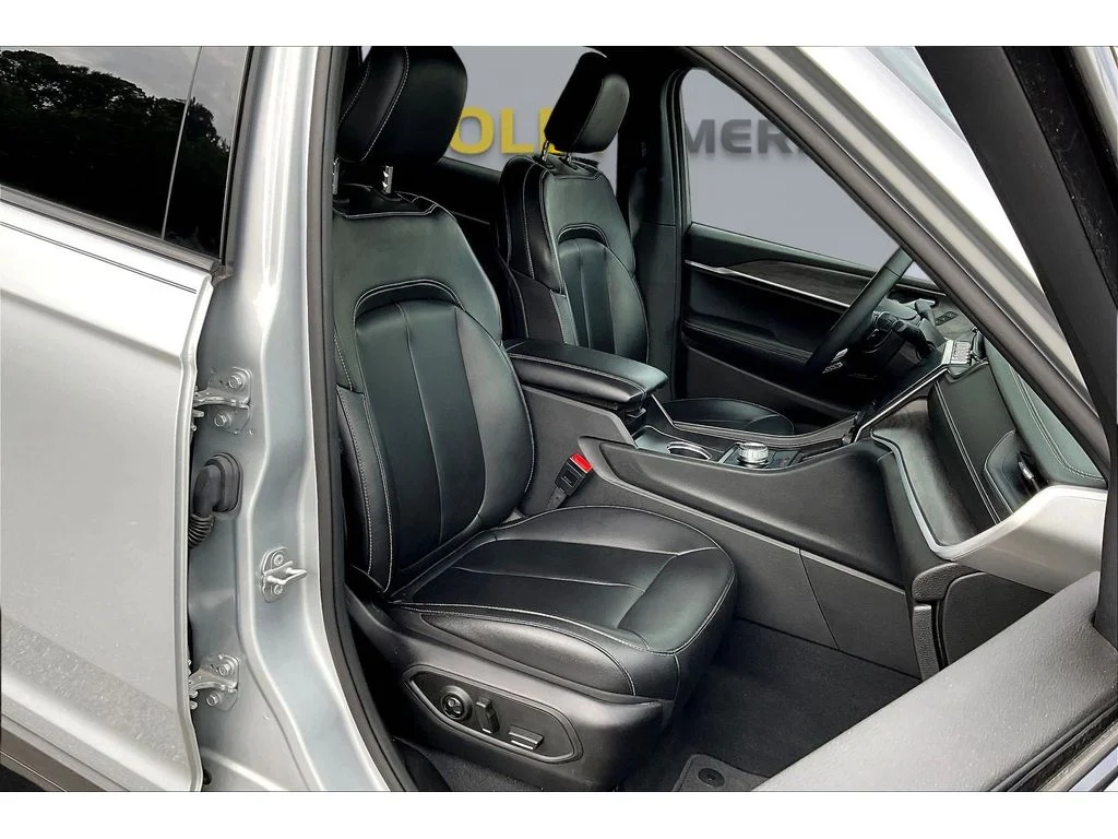 Used 2024  Jeep Limited image 6