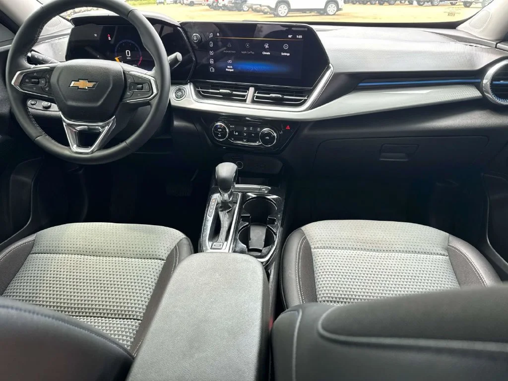 Used 2025 White Chevrolet LT image 14