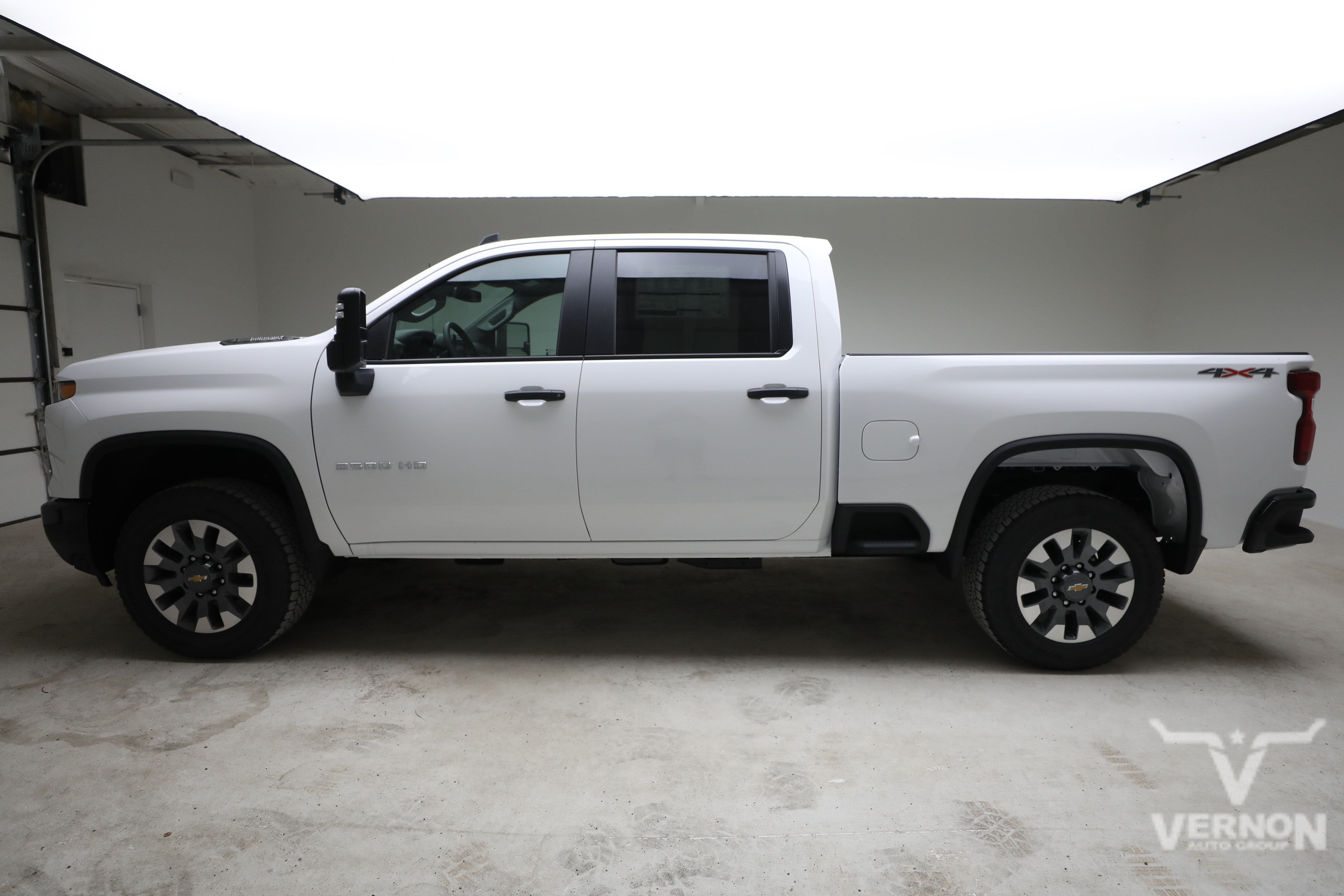 New 2026 Summit White Chevrolet N image 2