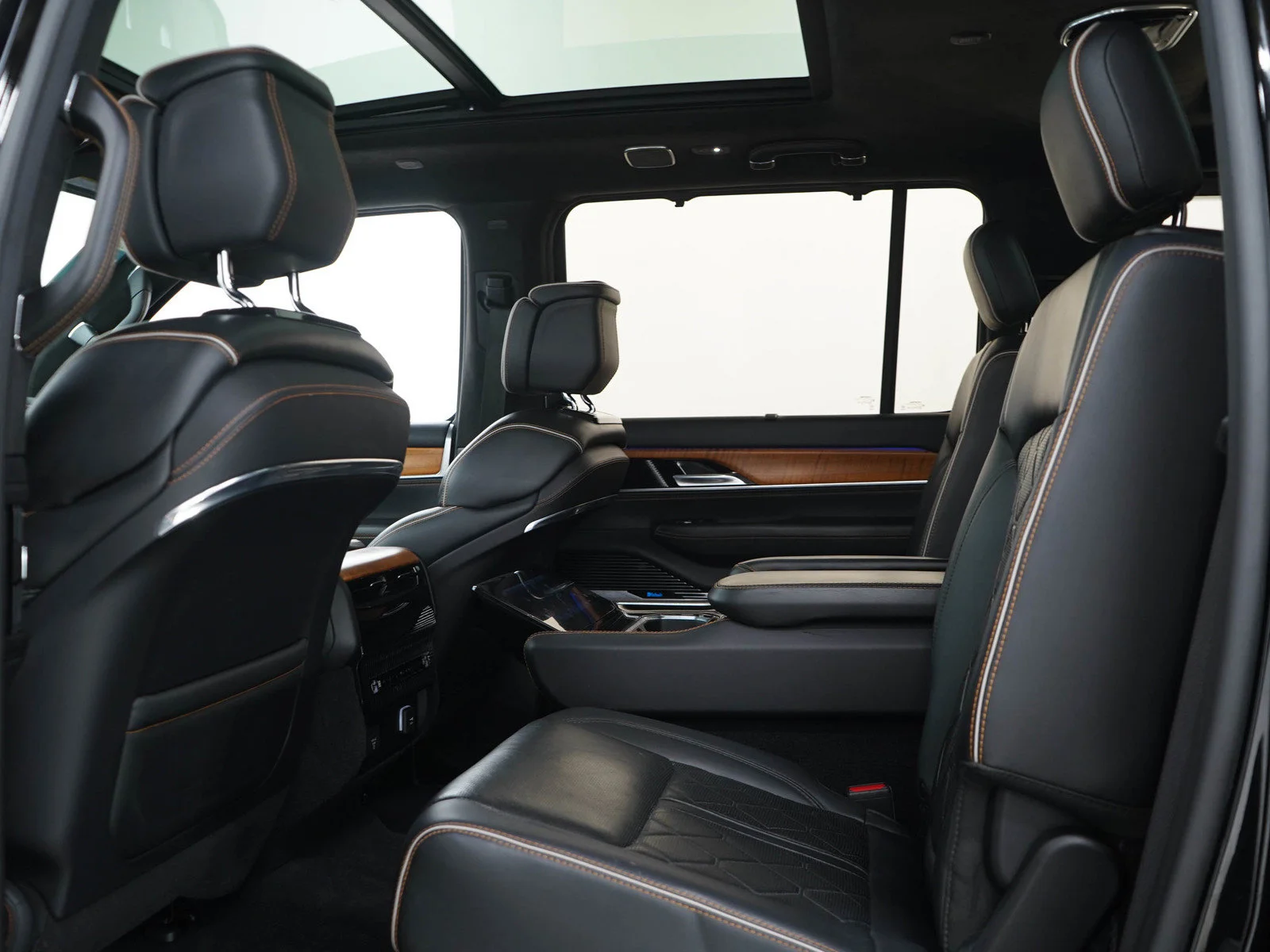 Used 2023 Diamond Black Crystal Pearlcoat Jeep Series III image 16