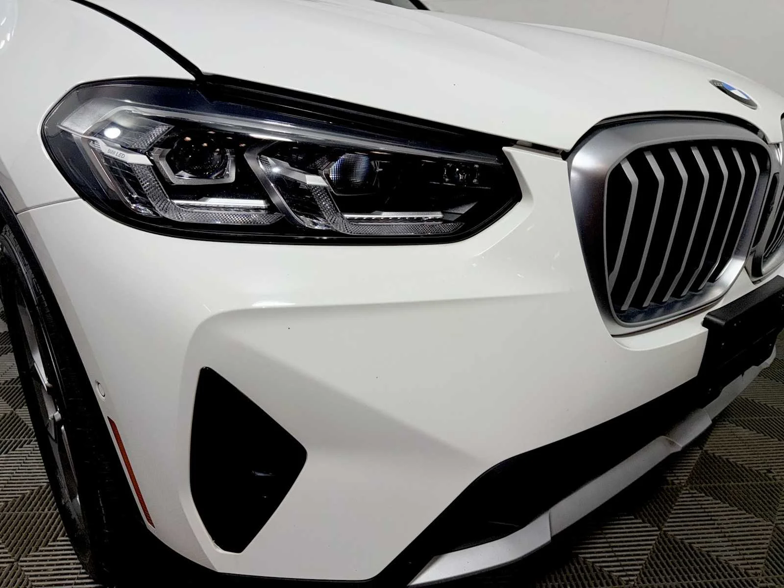 Used 2024 Alpine White BMW xDrive30i image 25