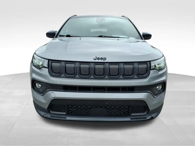 Used 2022 Silver Jeep Latitude image 16