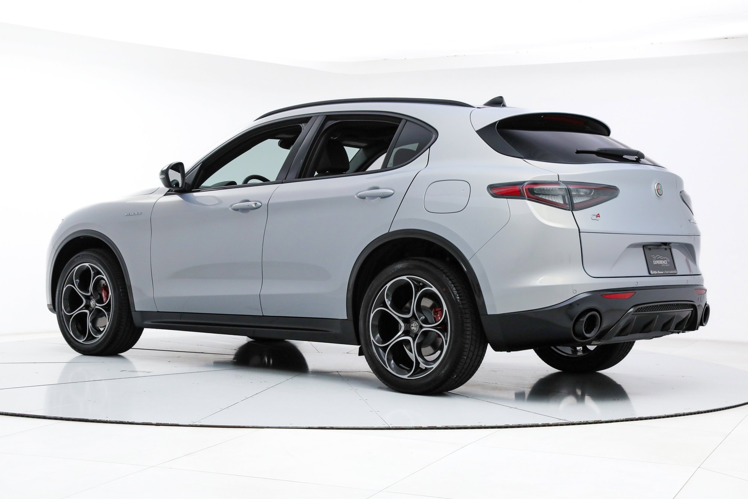 New 2026 Moonlight Gray Metallic Exterior Paint Alfa Romeo  image 3
