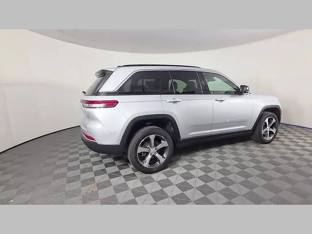 New 2026 Silver Zynith Exterior Paint Jeep Limited image 26