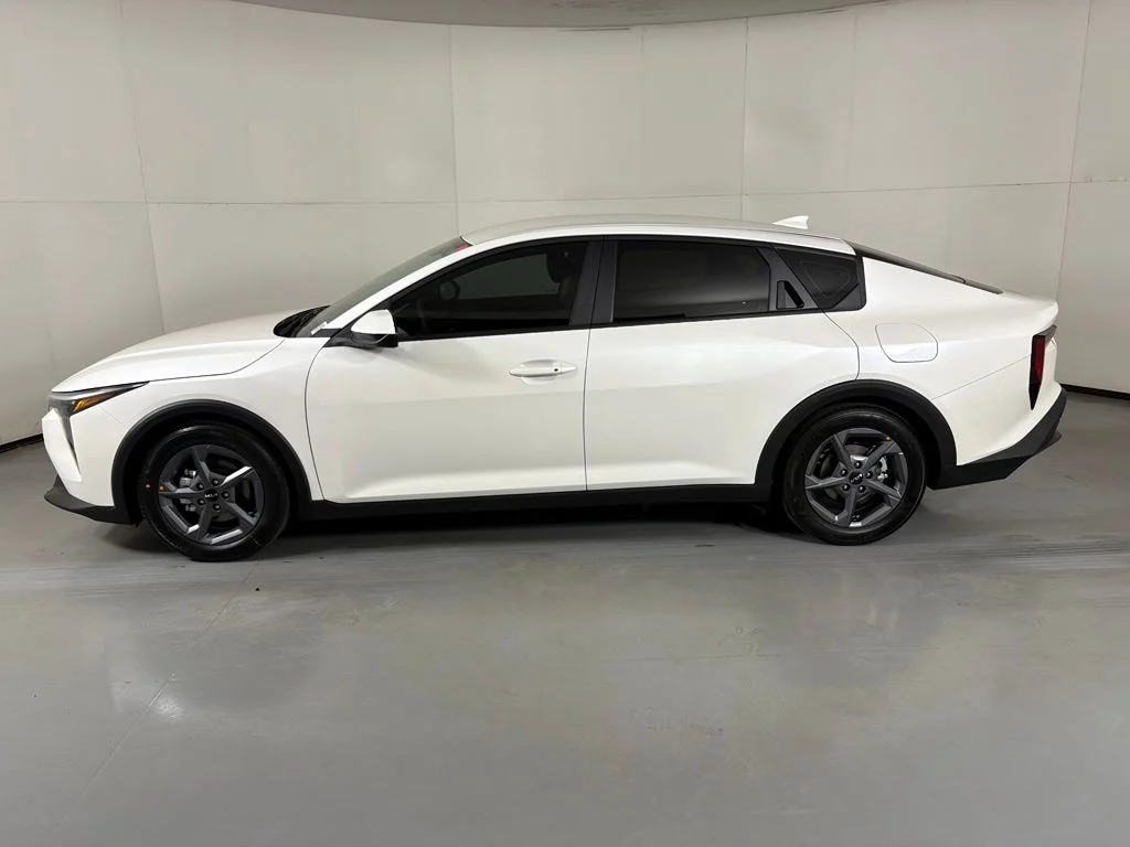 New 2026 Snow White Pearl Kia LXS image 5