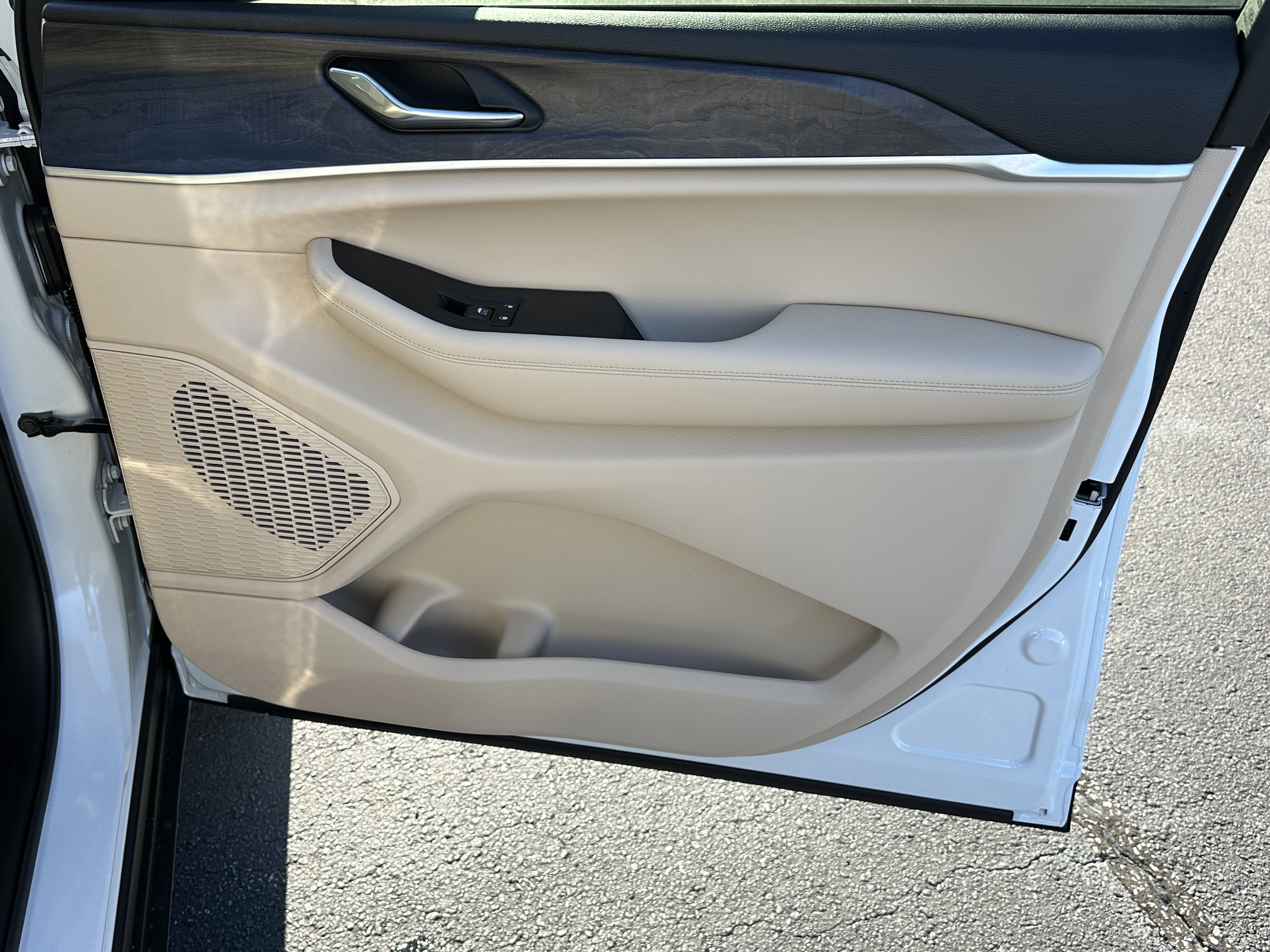 New 2025 Bright White Clear-Coat Exterior Paint Jeep Limited image 15