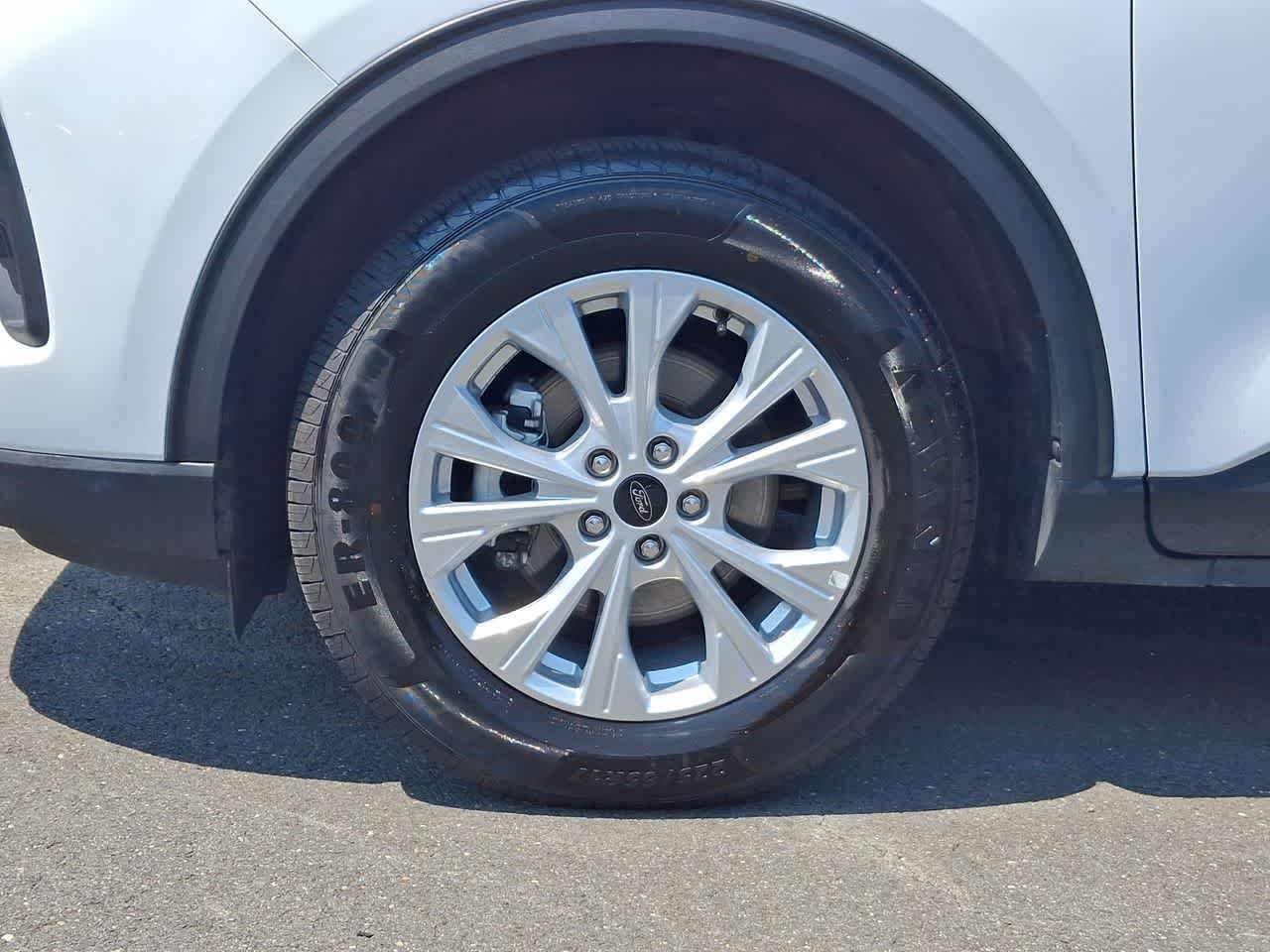 Used 2025 Oxford White Clearcoat Ford Active image 29