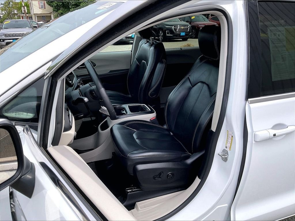 Used 2023 White Chrysler Touring L image 10