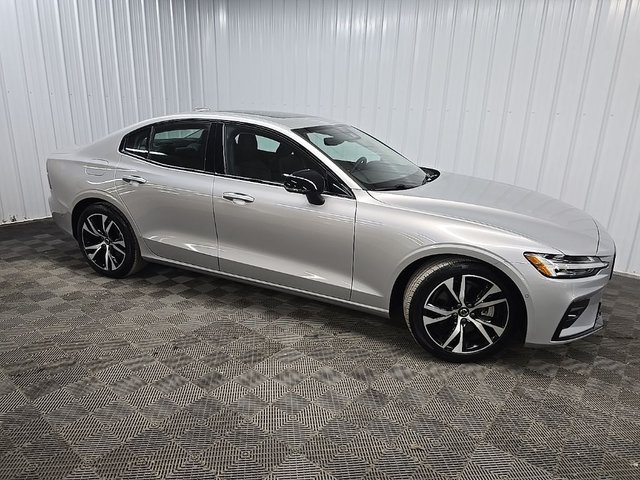 2024 Volvo S60 B5 Plus Dark Theme