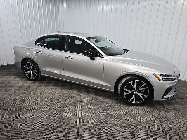 2024 Volvo S60 B5 Plus Dark Theme
