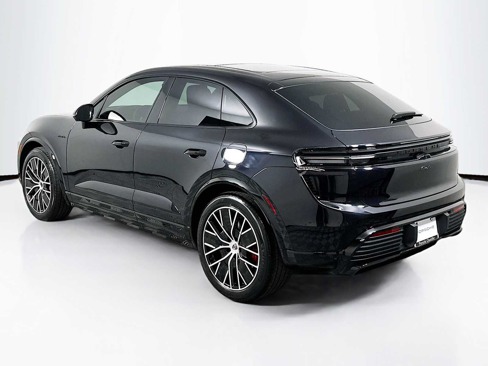 2025 Porsche Macan Turbo Electric - Photo 3
