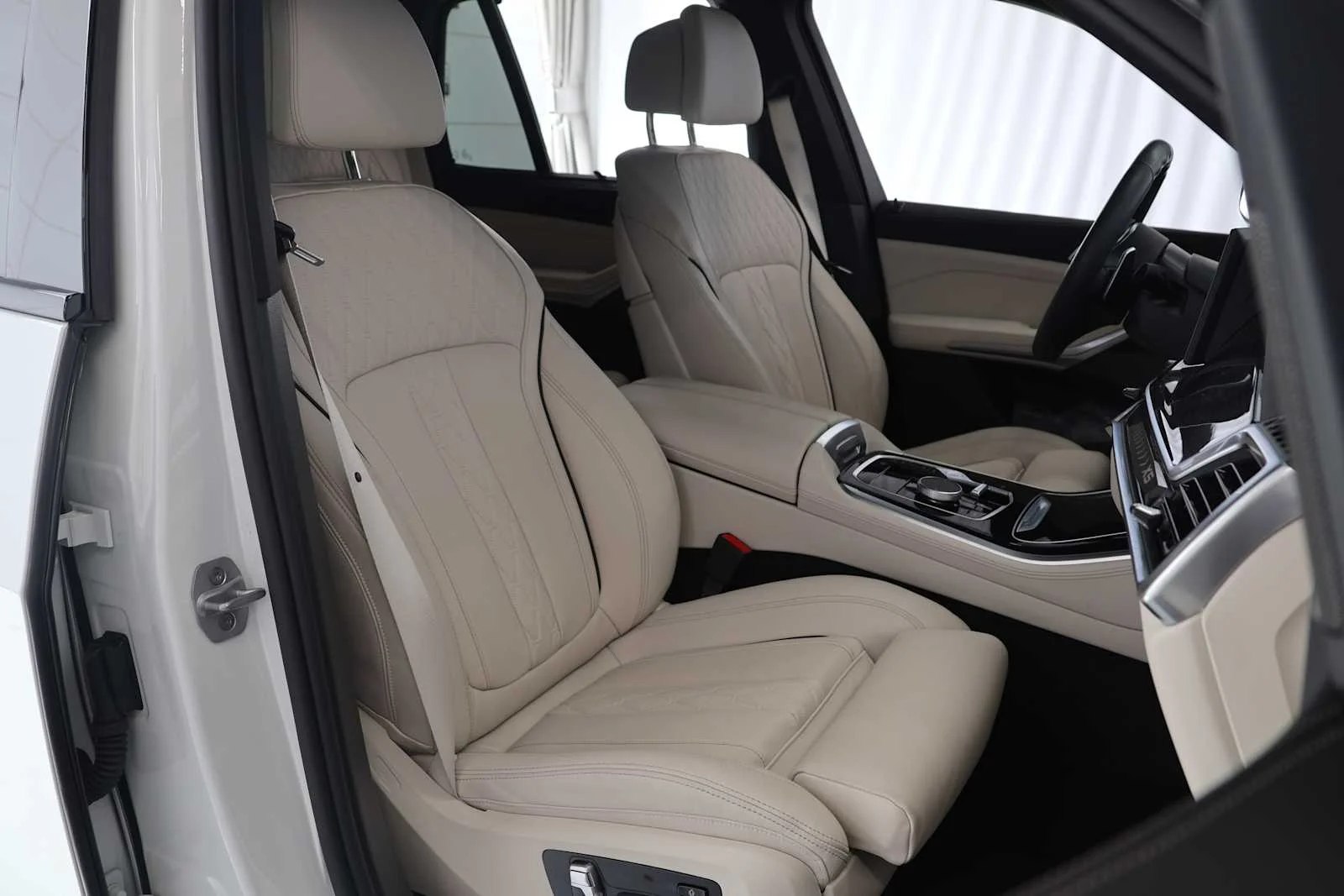 Certified Used 2026 Mineral White Metallic BMW xDrive40i image 11
