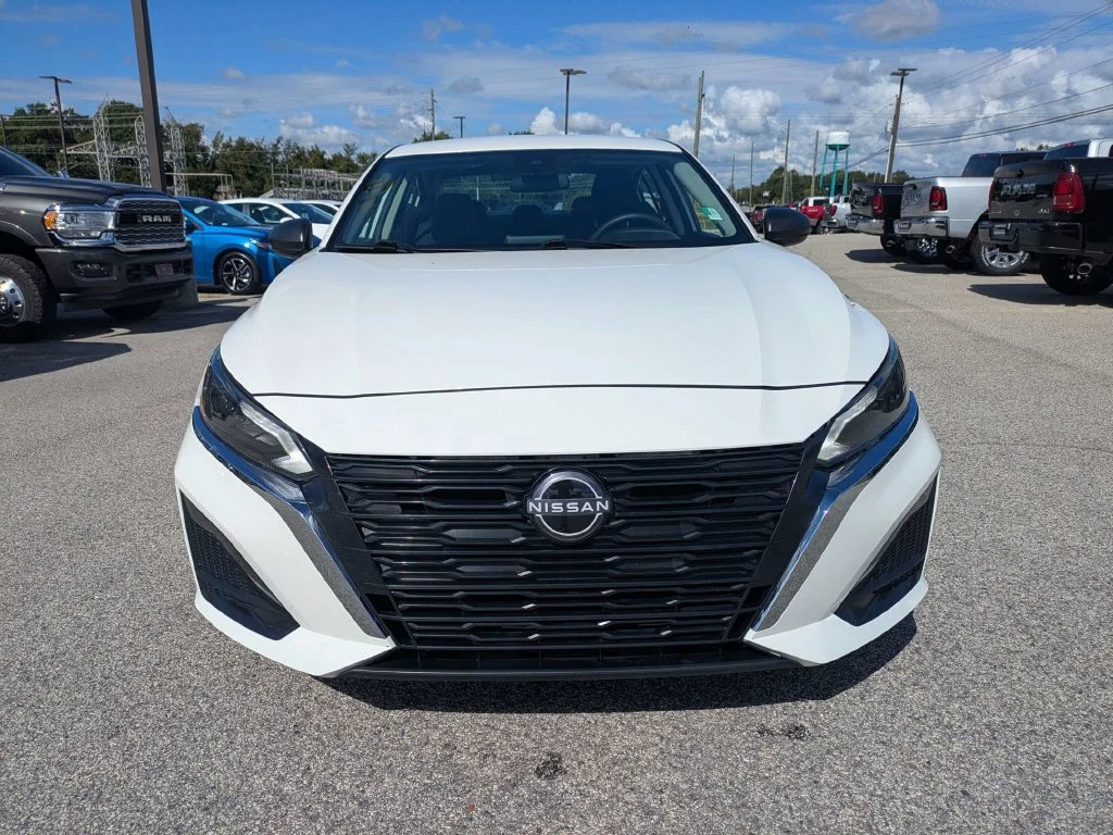 Used 2025 White Nissan 2.5 SV image 9