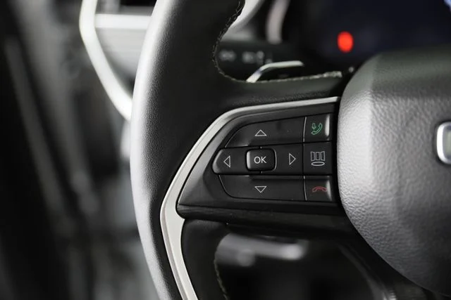 Used 2025 Silver Jeep Laredo X image 4
