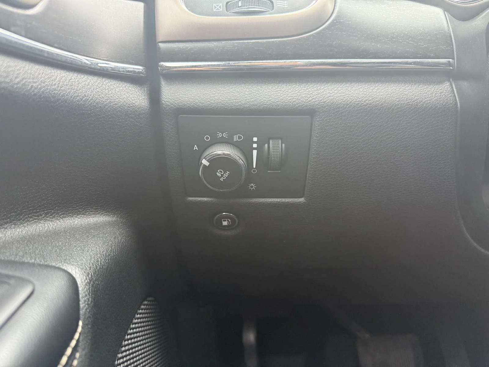 Used 2014 Bright White Clearcoat Jeep Limited image 12