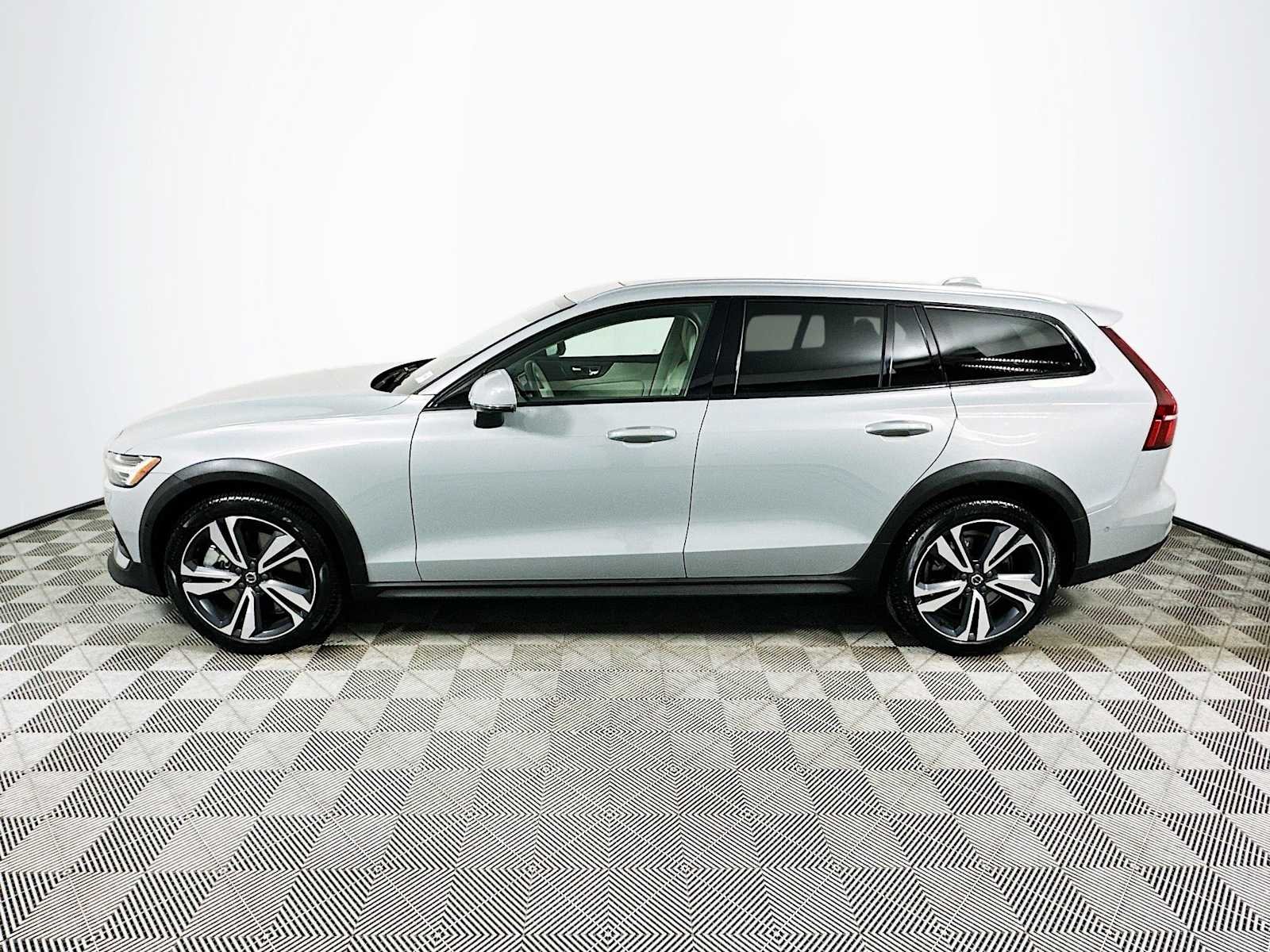 Used 2026 Vapour Grey Volvo Plus image 4