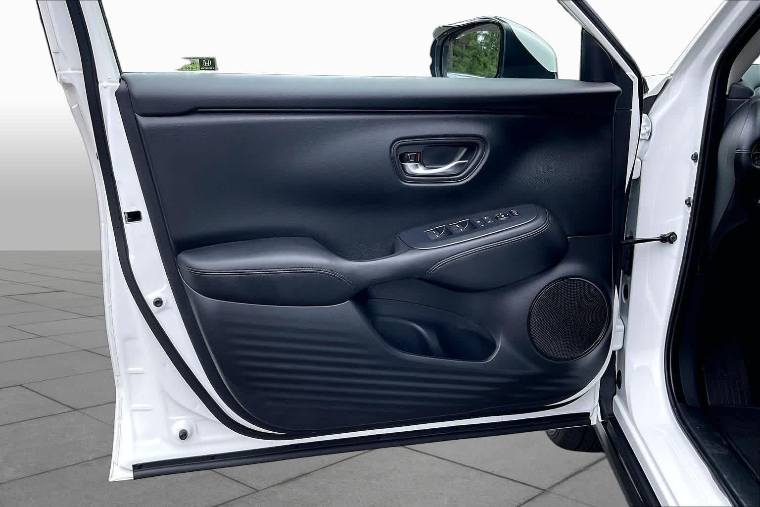 Used 2025 Platinum White Pearl Honda LX image 21