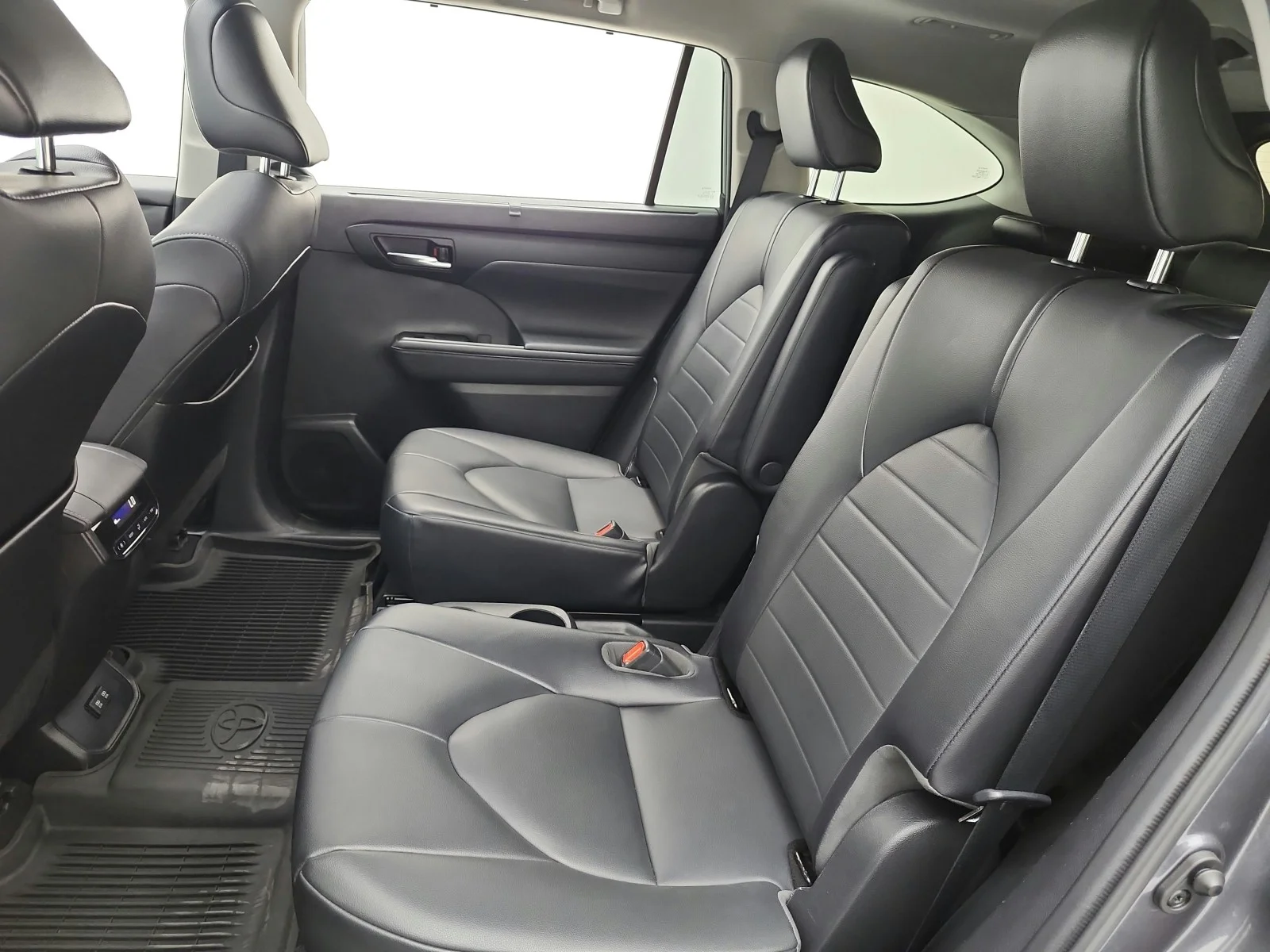 Used 2021 Magnetic Gray Metallic Toyota Hybrid XLE AWD (Natl) image 13