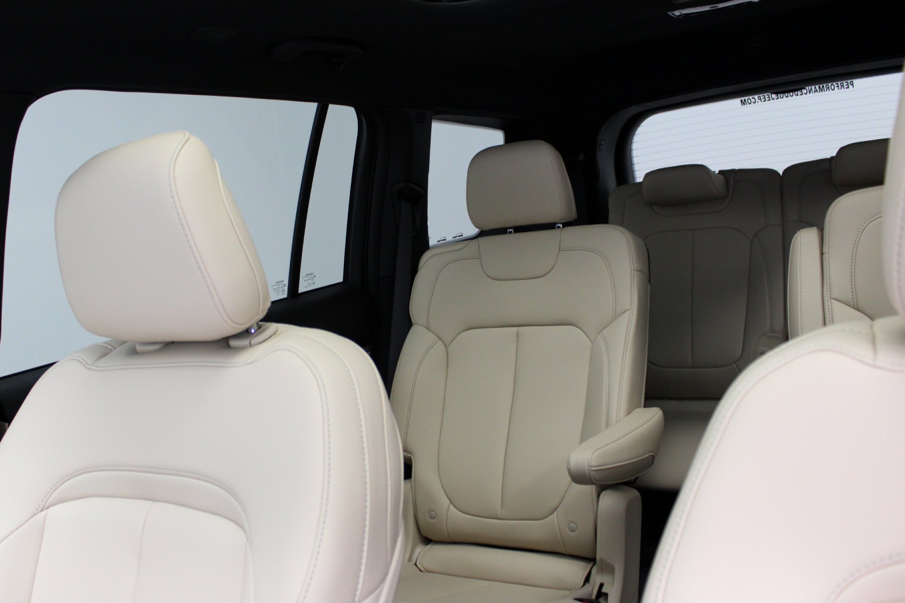 New 2026 Bright White Clear-Coat Exterior Paint Jeep Limited 4x4 image 24