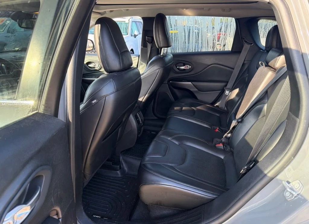 Used 2021 Gray Jeep Latitude Lux image 9