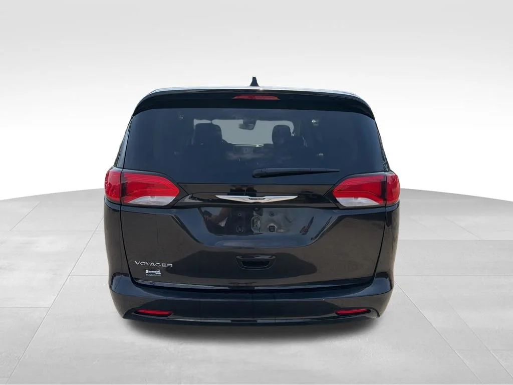 Used 2023 Black Chrysler LX image 4